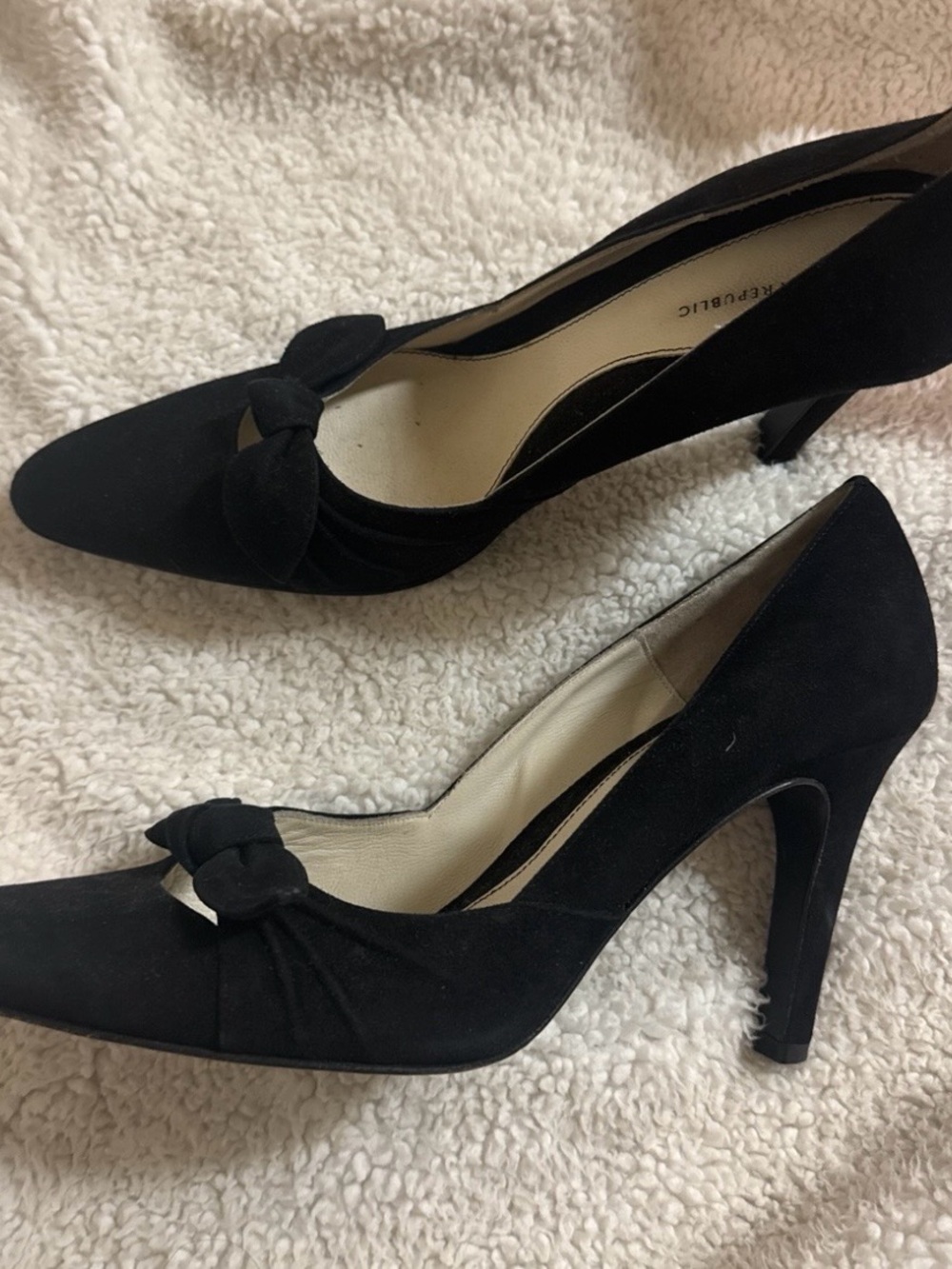 Black Suede Knot Detail Pumps, size 8.5, Banana Republic